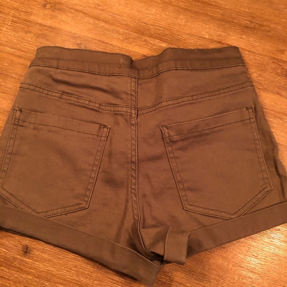 Kaki shorts - Picture 2 of 3